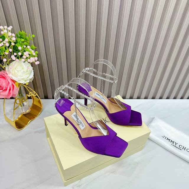 Jimmy Choo 吉米周 是一个非常全面之尊贵时尚生活品牌， 香港,美国等大时尚博主及明星的同款表带女士高跟，中跟，平跟后空凉鞋系列。 澳大利亚尖头 圆头，